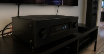 AV-Receiver im Wohnzimmer-Rack