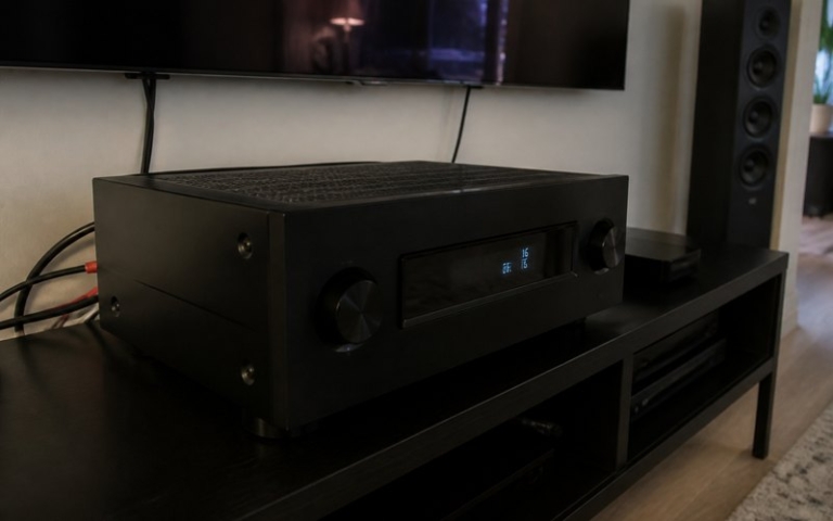 AV-Receiver im Wohnzimmer-Rack