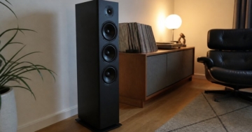 Standlautsprecher neben dem Sideboard