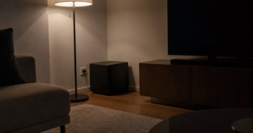 Subwoofer neben dem Fernsehmöbel