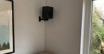 Lautsprecher an schwenkbarer Wandhalterung