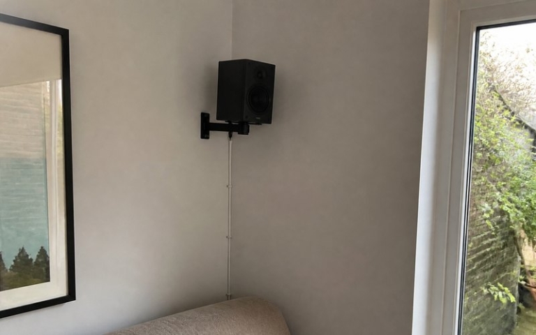 Lautsprecher an schwenkbarer Wandhalterung