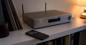 Netzwerk-Receiver mit Antennen im Regal